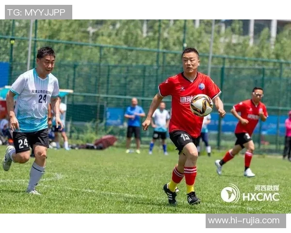 足球明星比心头像展示热爱与激情的完美结合，传递友谊与团结的力量